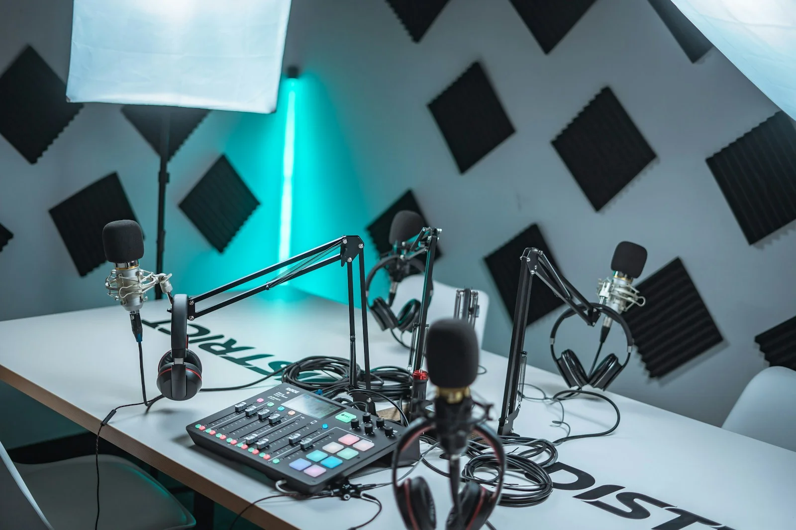 Estudio de grabación con micrófonos, auriculares y consola de audio