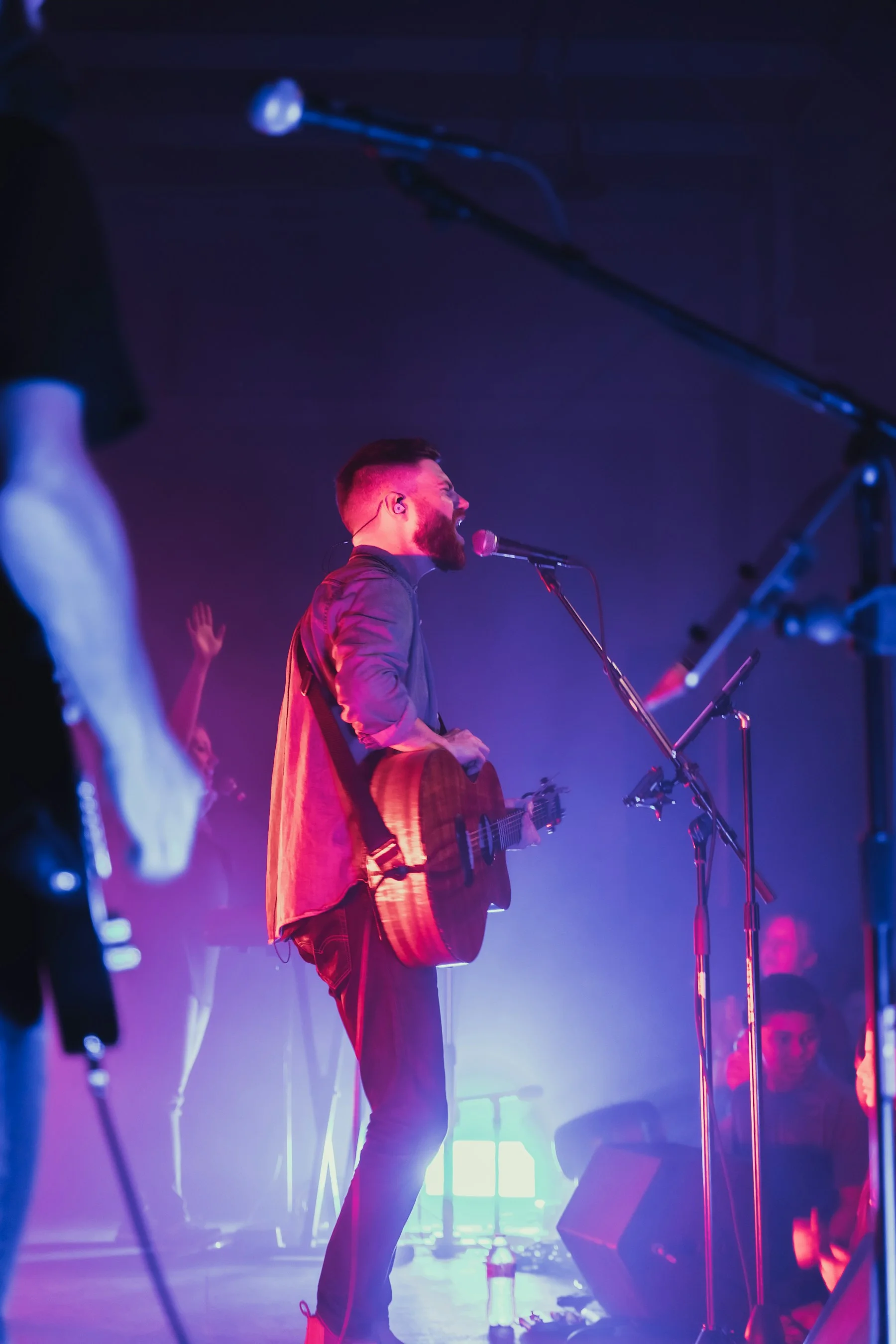 Guitarrista y cantante durante una presentación de música cristiana